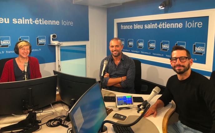 Le studio de France Bleu Saint-Étienne Loire avec (de gauche à droite) : Tifany Antkowiak (journaliste), Grégory Régnier (animateur) et Sébastien Cabrita Dos Santos (journaliste)