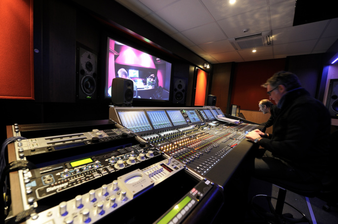 La régie embarquée a les mêmes capacités que celle des studios de la Maison de la Radio. © Radio France/Christophe Abramowitz La régie embarquée a les mêmes capacités que celle des studios de la Maison de la Radio. © Radio France/Christophe Abramowitz