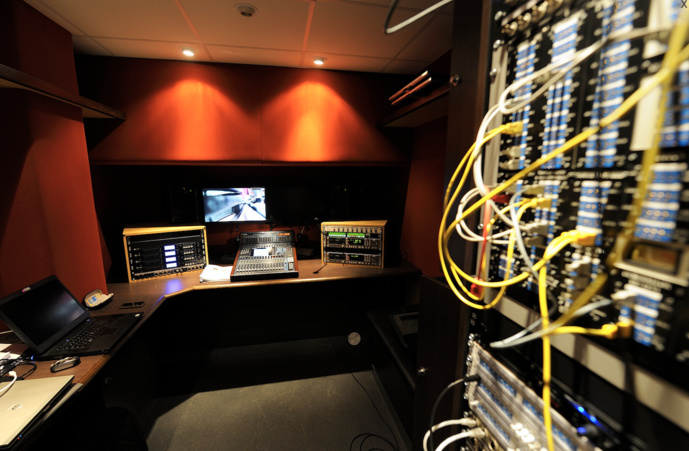 La régie mobile permet la captation de concerts, mais aussi la retransmission d'événements en direct. © Radio France/Christophe Abramowitz La régie mobile permet la captation de concerts, mais aussi la retransmission d'événements en direct. © Radio France/Christophe Abramowitz