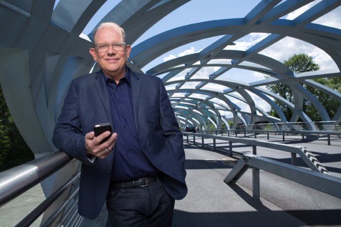 Pour Luc Mariot, la force du service public est l'interaction avec l'auditeur. © RTS/Jay Louvion.