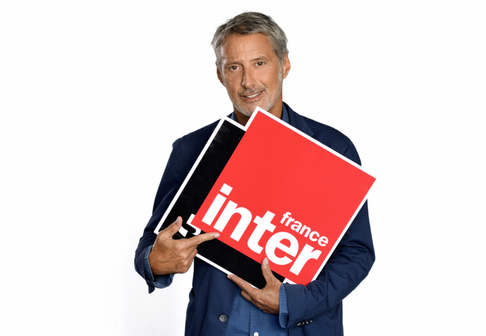27 ans après BaBeBiBoBu sur RFM, Antoine de Caunes retrouve le micro, sur France Inter. © Christophe Abramowitz/Radio France.