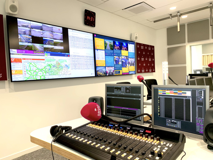 Le studio 4 Social Room et ses deux écrans géants. © Maxime Paillé - Mediameeting.