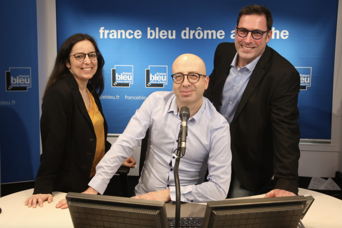 L'équipe de la matinale (de gauche à droite) : Florence Gotchaux (journaliste), Philippe Coste (animateur) et Emmanuel Champale (journaliste) © Claude Fougeirol