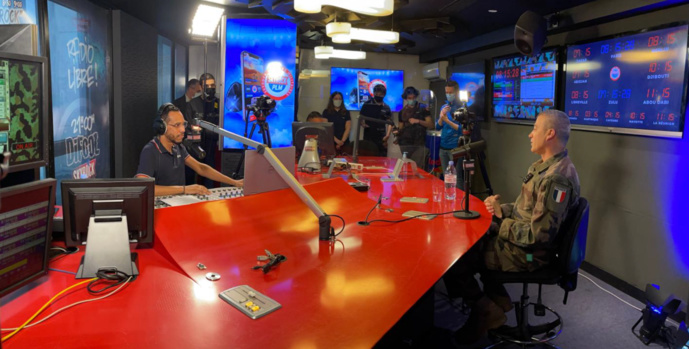 Le Général d’armée Thierry Burkhard et l’animateur Émeric Berco sur Skyrock PLM Le Général d’armée Thierry Burkhard et l’animateur Émeric Berco sur Skyrock PLM