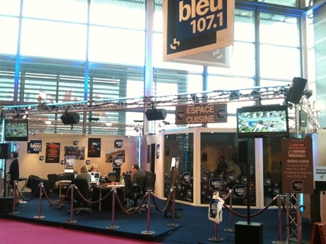 Le studio de France Bleu 107.1 est installé au pavillon 5.2  stand n° A001 à gauche de l'entrée principale de la Foire de Paris © Radio France
