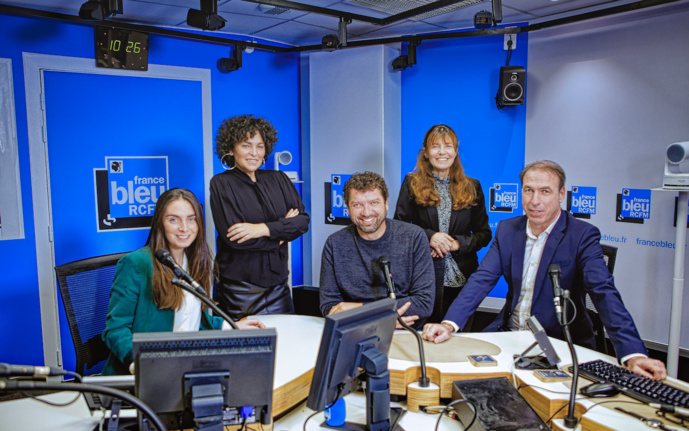 De gauche à droite : Hélène Battini (journaliste), Evelaine Fontana (animatrice), Patrick Rossi (journaliste), Caroline Saglione (journaliste) et Didier Arnoux (journaliste).