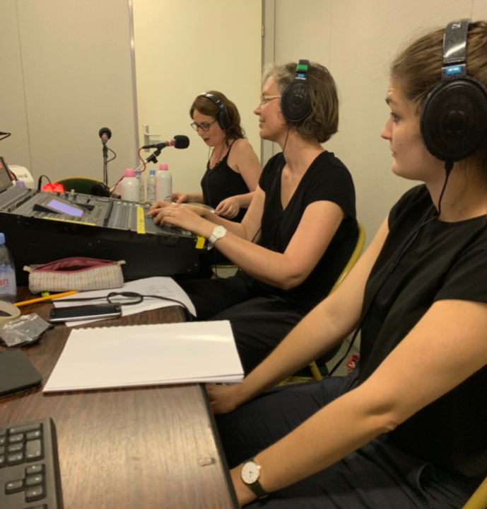 Le studio mobile de Radio Classique en juillet 2020. Avec à la prise de son : Marion Bénet à la direction artistique (au premier plan), Aurélie Messonnier au mixage son (au centre) et la journaliste Laure Mézan (à l'arrière-plan). © Radio Classique.