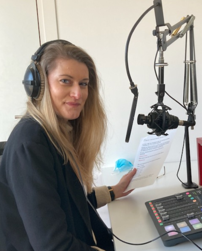 Camille, la voix off, donne de l'ambiance à la radio. © Melody.