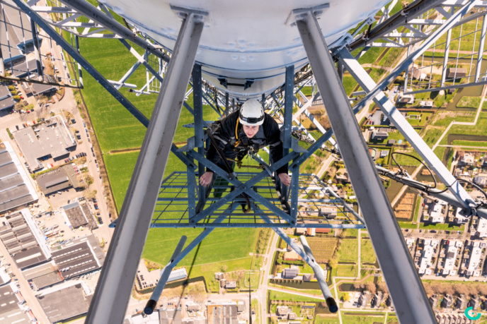 Technicien sur l'un des émetteurs de Broadcast Partners. © Broadcast Partners. Technicien sur l'un des émetteurs de Broadcast Partners. © Broadcast Partners.