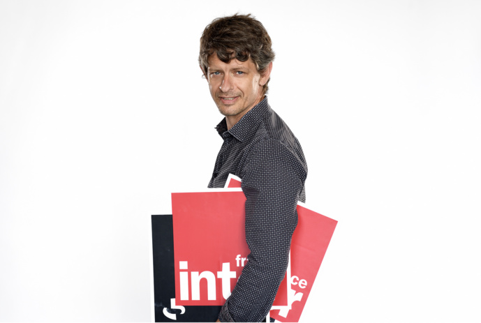 Yann Chouquet, directeur d'antenne, a plein de nouveaux programmes dans sa valise. © Christophe Abramowitz - Radio France.
