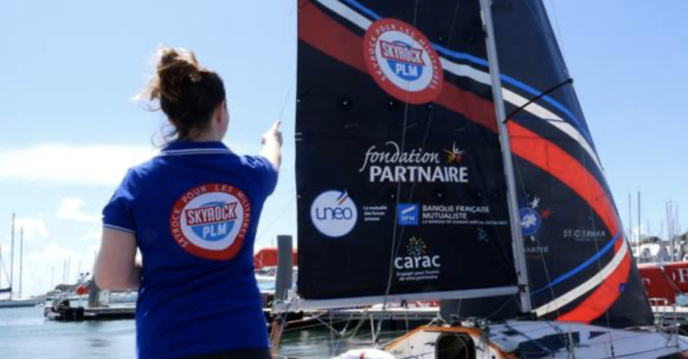 Léa Tijéras, animatrice sur Skyrock PLM, pointe du doigt le voilier "Résilience" Léa Tijéras, animatrice sur Skyrock PLM, pointe du doigt le voilier "Résilience"