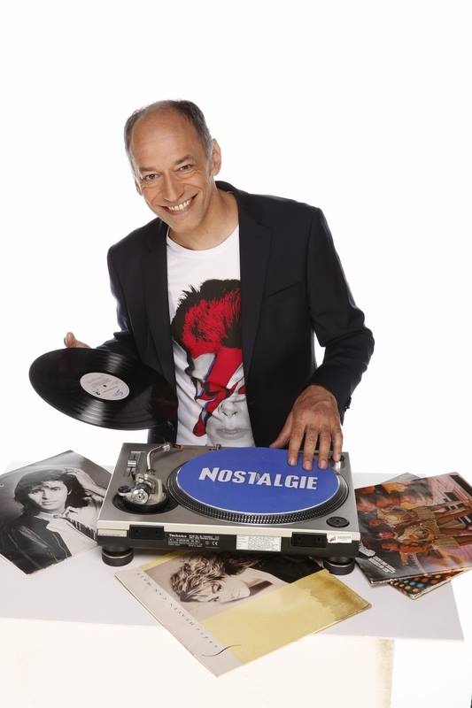 De 19h à 20h, Guillaume Aubert offre sa sélection vinyle aux auditeurs de Nostalgie. © D.R.