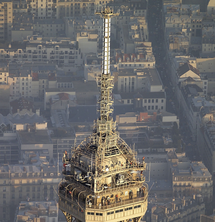 Les installations techniques au sommet de la Tour Eiffel © TDF