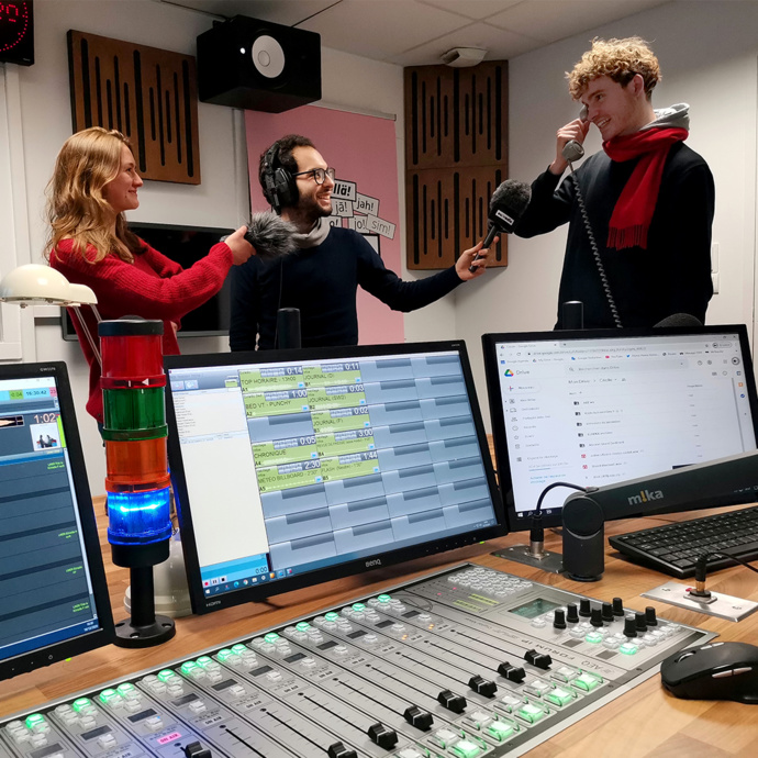 Équipe d’Euradio, au premier plan la console AEQ Forum IP. © Euradio