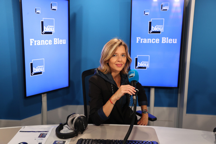 Wendy Bouchard présente un magazine diffusé en direct sur les 44 stations de France Bleu. © Radio France / Jean-Philippe Pariente.