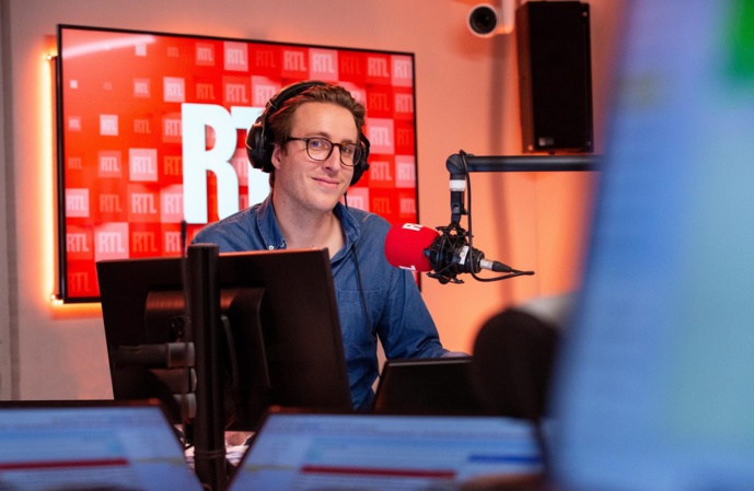 Après les avoir réveillés, Julien Sellier accompagne les fins de journée des auditeurs. © Gabrielle FERRANDI / Agence 1827 / RTL.