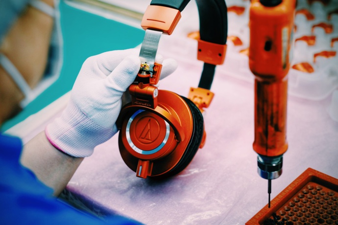 Ce casque offre jusqu’à 50 heures d’utilisation en continu avec une charge complète et jusqu’à 3 h 30 mn d’utilisation avec la charge rapide en 10 minutes (via connexion USB-C) Ce casque offre jusqu’à 50 heures d’utilisation en continu avec une charge complète et jusqu’à 3 h 30 mn d’utilisation avec la charge rapide en 10 minutes (via connexion USB-C)