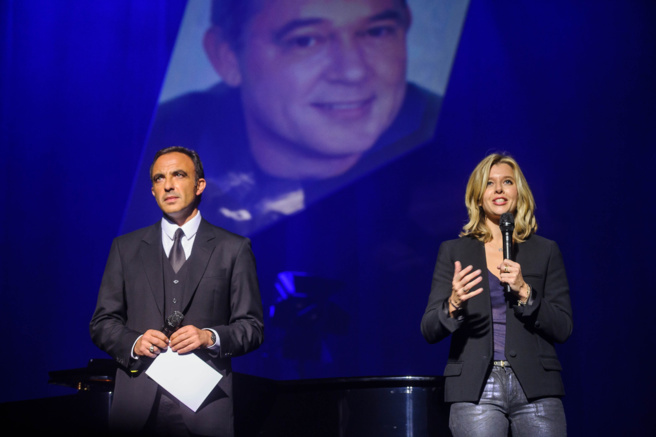 Nikos Aliagas et Wendy Bouchard ont présenté ce concert de soutien © Capa Pictures / Europe 1 Nikos Aliagas et Wendy Bouchard ont présenté ce concert de soutien © Capa Pictures / Europe 1