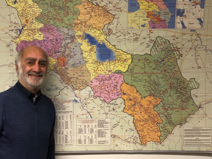 Henri Papazian devant la carte géographique de l'Arménie. © Broadcast-associés.