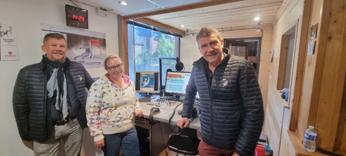 René Orget (à droite) accueille l'équipe de R' Saint-Martin Les Ménuires Val Thorens. © R' La Radiostation.