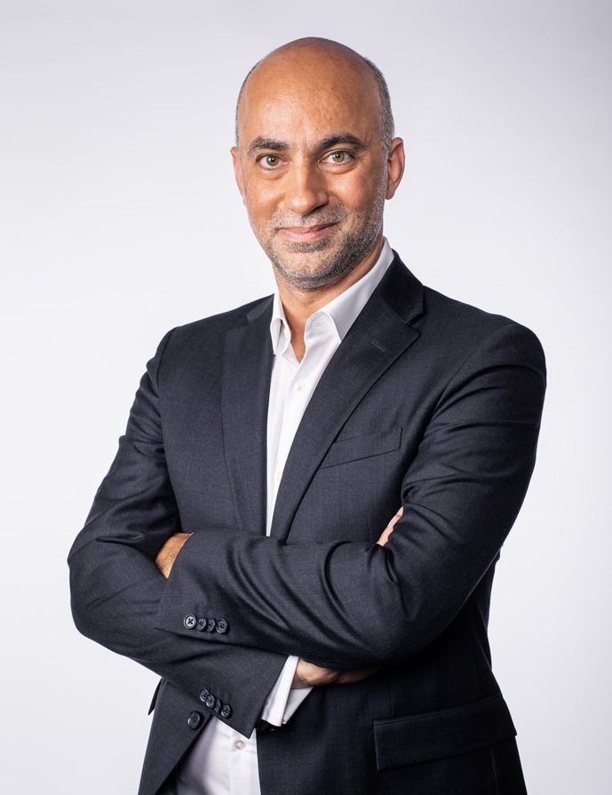 Renaud Burloux est le directeur délégué de Radio Scoop, réseau de radiodiffusion basé à Lyon. Renaud Burloux est le directeur délégué de Radio Scoop, réseau de radiodiffusion basé à Lyon.