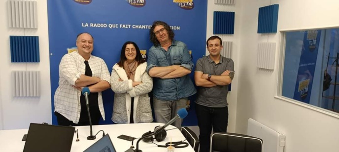 L'équipe Berry FM dans les nouveaux studios de l'association (David Leroy, troisième en partant de la gauche)