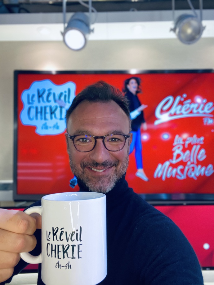 Chaque matin de 6h à 9h, Alexandre Devoise anime Le Réveil Chérie, aux côtés de Sophie Coste. © D.R.