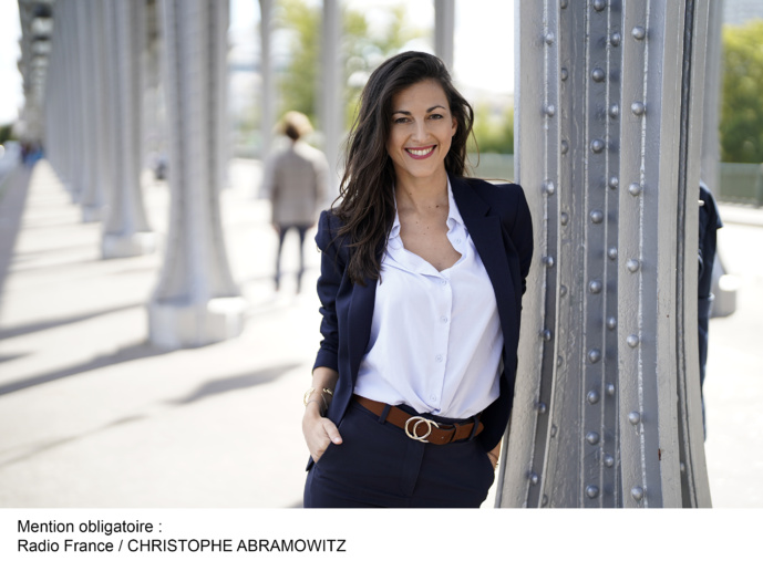 La Niçoise Ségolène Alunni anime les matinées du week-end sur France Bleu Paris. © Radio France / Christophe Abramowitz.