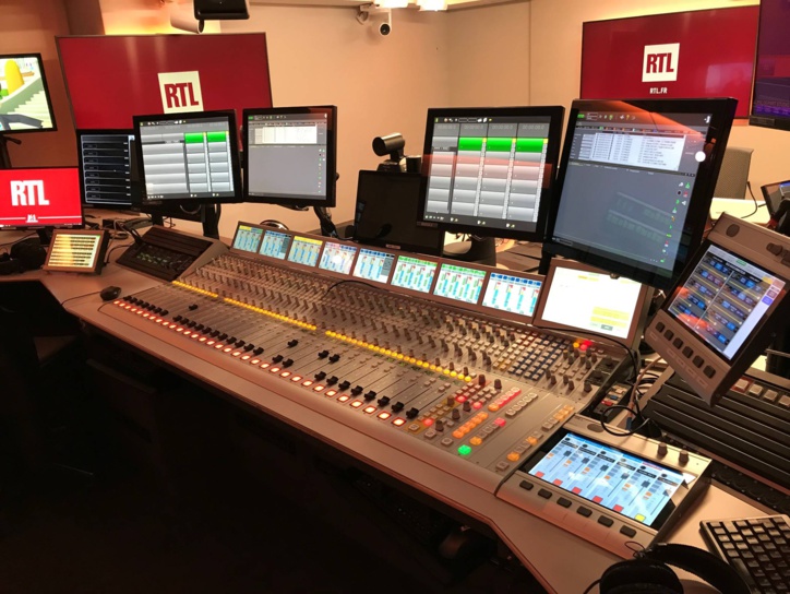 Studio 12 RTL, Neuilly-sur-Seine, console DHD MX. © RTL. Studio 12 RTL, Neuilly-sur-Seine, console DHD MX. © RTL.