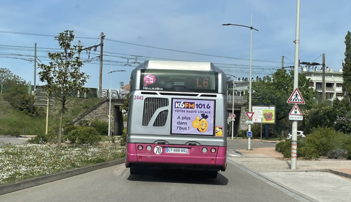 K6FM : une campagne de promotion "À plus dans l'bus"