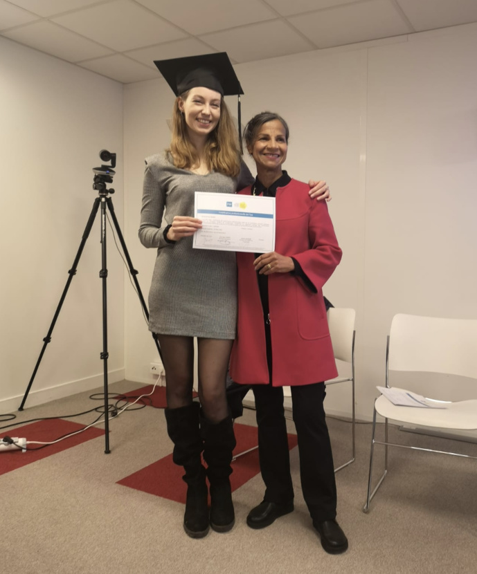 Kheira Berger, responsable de la formation, accompagnée de Caroline, major de promotion Kheira Berger, responsable de la formation, accompagnée de Caroline, major de promotion