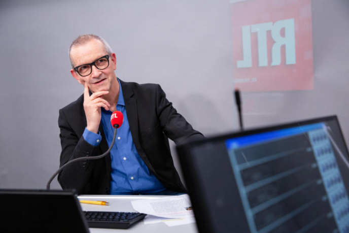 Crédit photo : Jean-Alphonse Richard réfléchit aux prochains faits divers à relater aux auditeurs. © Gabrielle FERRANDI / Agence 1827 / RTL.