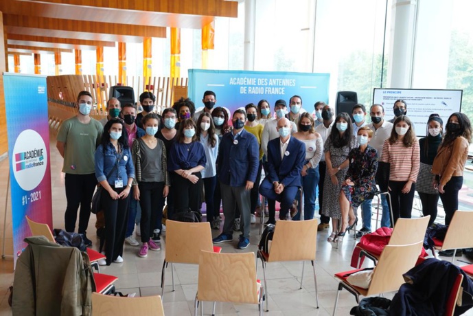 La première promotion de l'Académie d'été des antennes de Radio France rassemblée lors de l'été 2021. Photo © Christophe Abramowitz / Radio France.