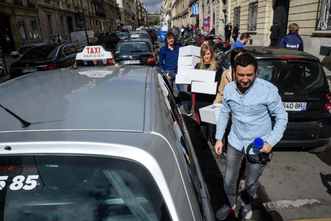 Plus de 200 taxis devant Europe 1 Plus de 200 taxis devant Europe 1