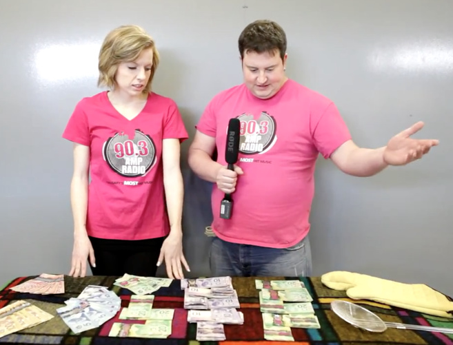 AMP Radio brûle 5.000 $ et fait le buzz AMP Radio brûle 5.000 $ et fait le buzz