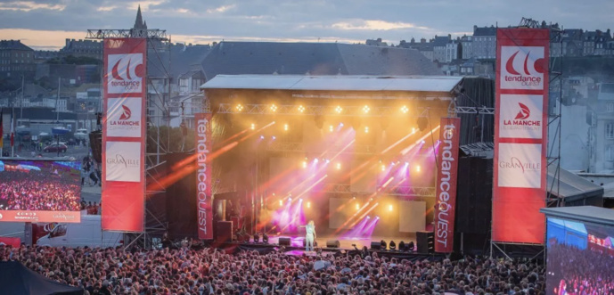 Une scène géante, face à la mer : c'est dans ce cadre que les artistes se produiront à Granville, le vendredi 17 juin © Studio Fem Dimages Une scène géante, face à la mer : c'est dans ce cadre que les artistes se produiront à Granville, le vendredi 17 juin © Studio Fem Dimages