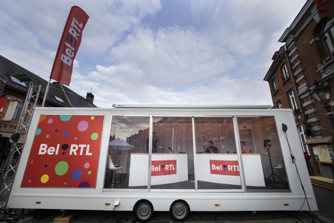 Chaque semaine, l'équipe de Bel RTL met en lumière le patrimoine en installant un studio dans 9 communes belges @ RTL Belgium/Olivier Pirard