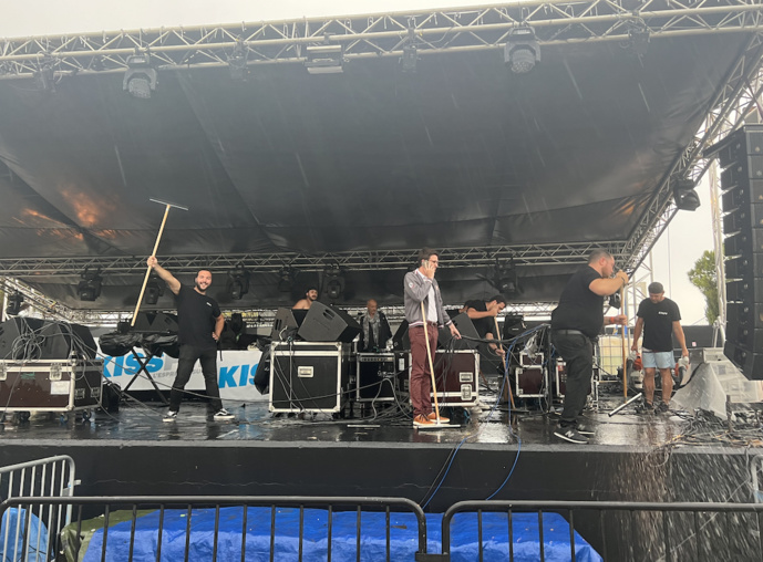 La pluie a eu raison de cet événement présenté comme le plus grand concert gratuit de l’été La pluie a eu raison de cet événement présenté comme le plus grand concert gratuit de l’été