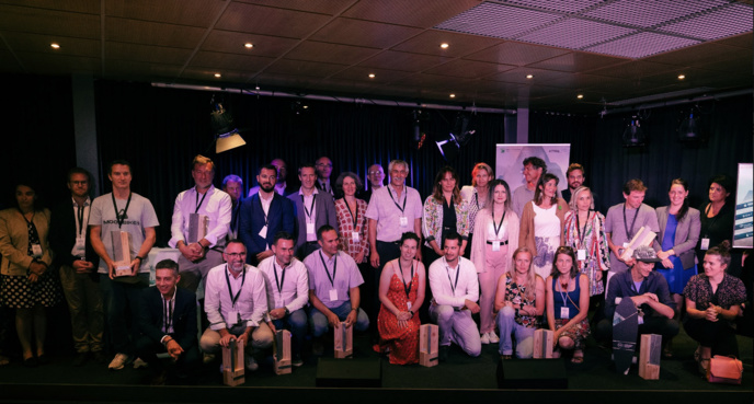 Les 11 lauréats et les partenaires de la saison 2 de l’Éco-Tremplin Radio Mont Blanc © Alex Chambet Les 11 lauréats et les partenaires de la saison 2 de l’Éco-Tremplin Radio Mont Blanc © Alex Chambet