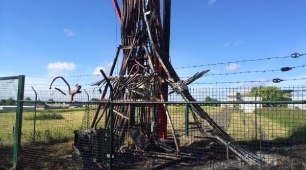 Cet incendie qualifié de volontaire a fortement endommagé le pylône des antennes RTBF. "Les travaux pour réparer pourraient prendre six mois au bas mot" © RTBF