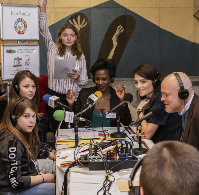 L'atelier de webradio scolaire (Éco Radio) avec des élèves du collège Van Gogh (académie de Nancy-Metz). © CLEMI Élisa Felz.