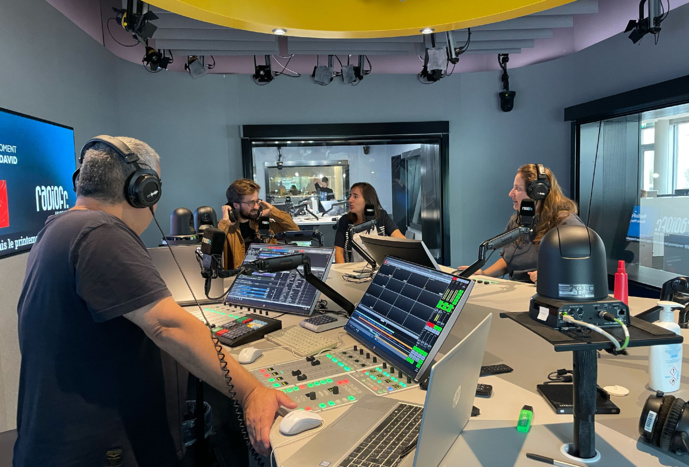 Mike entouré de ses collègues de la rédaction. © Maurizio Iulianiello.