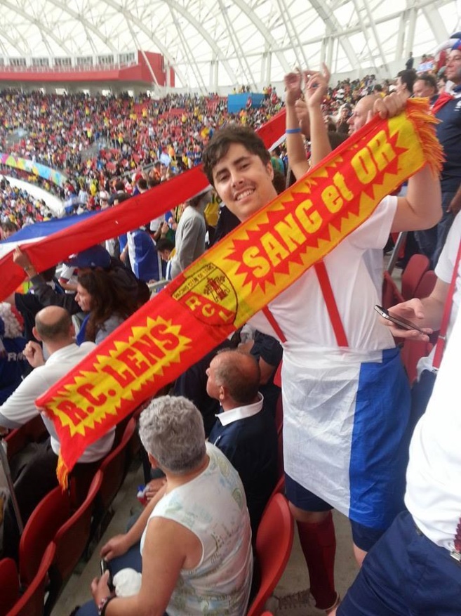 Bastien, immortalisé au Brésil au milieu des supporters français avec l'écharpe la plus célèbre du Nord.