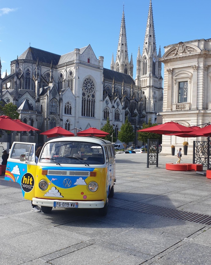 Le van du Positive Tour lors de son étape à Cholet. © Hit West.