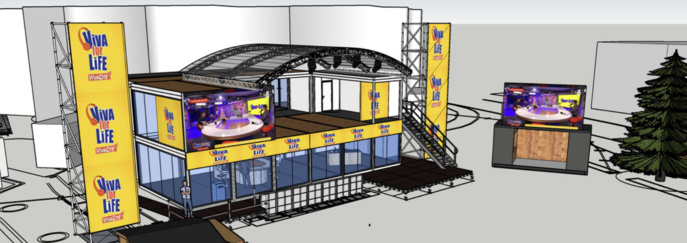 Un cube de verre qui devient le lieu central de la place Un cube de verre qui devient le lieu central de la place