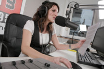 Kathleen dans les studios de Phare FM à Mulhouse