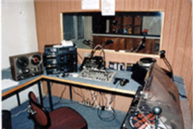 Les studios de Lor'FM en 1995, dans des préfabriqués.
