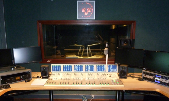 Studio, console DHD, RFO Réunion La 1ère, 2018. © Eurocom. Studio, console DHD, RFO Réunion La 1ère, 2018. © Eurocom.