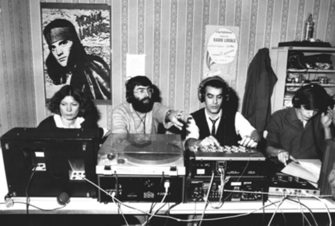 La première émission de Radio Plurielle, le 5 décembre 1981à Vénissieux (Les Minguettes). De gauche à droite : Réjane Ariagno-Baroche, Alain Brachet, Robert Caro, Jean-Michel Forestier © JF Cullafroz