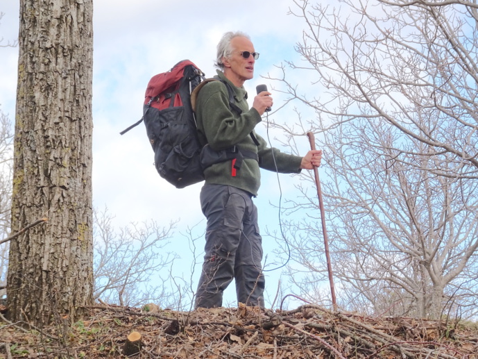 Hervé Pauchon toujours en balade avec son bâton de pèlerin et son micro... Hervé Pauchon toujours en balade avec son bâton de pèlerin et son micro...